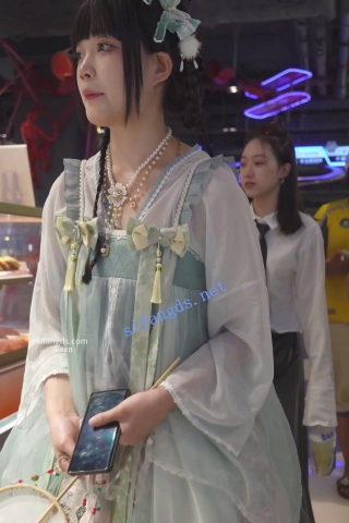 【xxn-223】浅绿汉服小姐姐逛街..可爱小熊内被柜台灯照亮