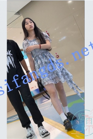 【KKCD㊙️】3230-3231-偷拍小姐姐被她发现了撞到腿直接溜了