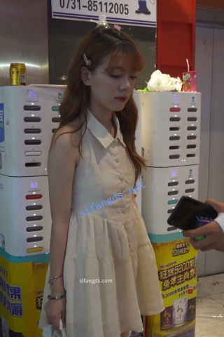 (BC-AA-557)露肩裙小姐姐逛街..灰内裹翘臀上楼梯前后CD