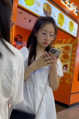 trump1340【KFC】长裙眼镜学生妹和闺蜜逛街·淡蓝色内内前后CD