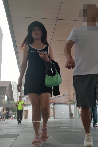 XM280黑色包臀裙少妇和家人出来逛街，白色窄内