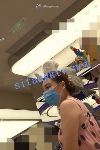 kc465（空城原创）带孩子买玩具的粉裙少妇，油墨画风格NN少见