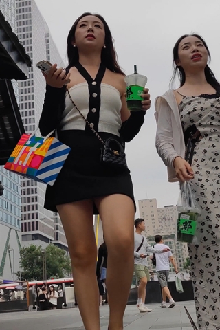 XM096黑色连衣裙美女和闺蜜逛街，白色内