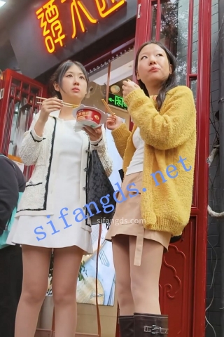 csg015原创抄底小吃街极品超薄肉丝姐妹花