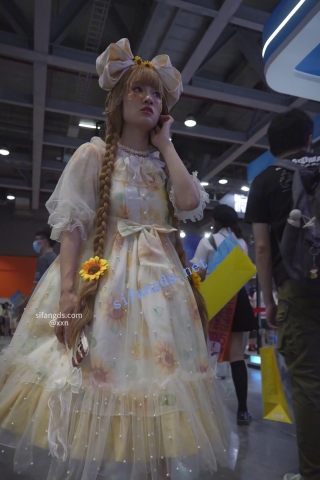 【xxn-247】浅黄花裙小姐姐草莓内逛街..弯腰坐镜头前后CD